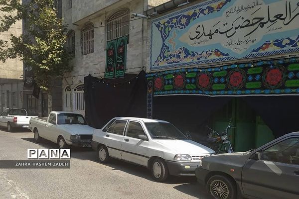 اهتزاز پرچم عزای امام‌حسین (ع) در معابر شهر