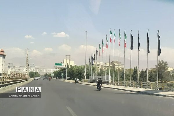 اهتزاز پرچم عزای امام‌حسین (ع) در معابر شهر