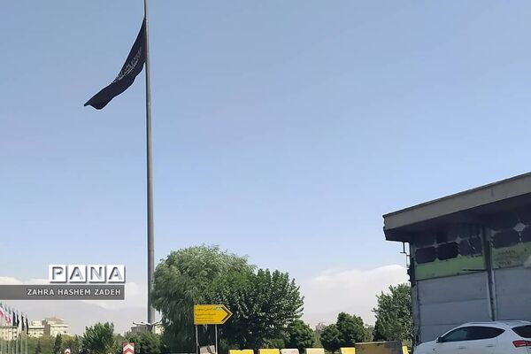 اهتزاز پرچم عزای امام‌حسین (ع) در معابر شهر