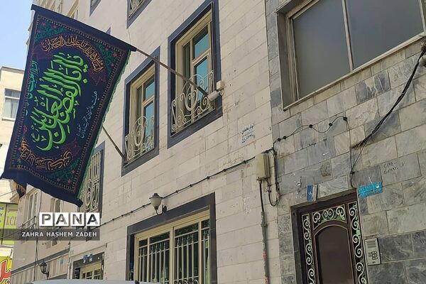 اهتزاز پرچم عزای امام‌حسین (ع) در معابر شهر