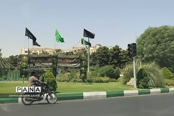 اهتزاز پرچم عزای امام‌حسین (ع) در معابر شهر