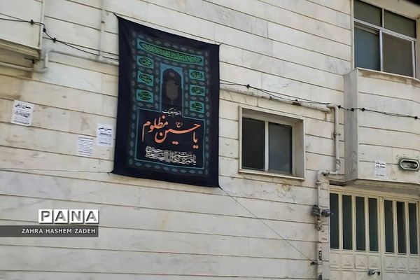 اهتزاز پرچم عزای امام‌حسین (ع) در معابر شهر