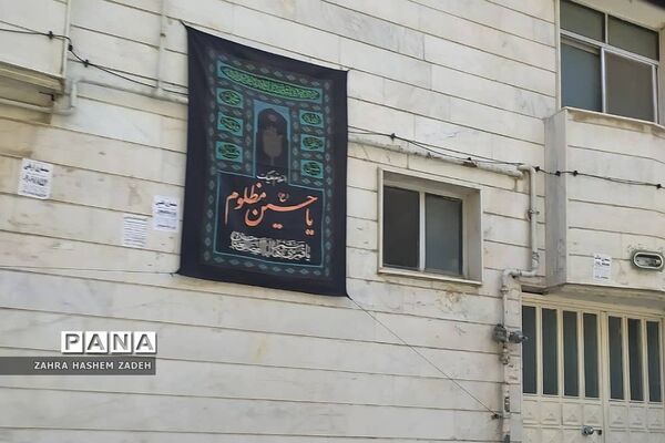 اهتزاز پرچم عزای امام‌حسین (ع) در معابر شهر