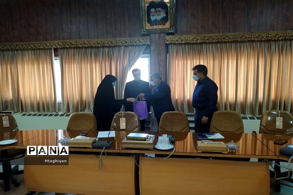 تقدیر از دانش آموز برتر جشنواره تابستان شاد و خبرنگاران برتر اداره آموزش وپرورش ناحیه4 استان اصفهان