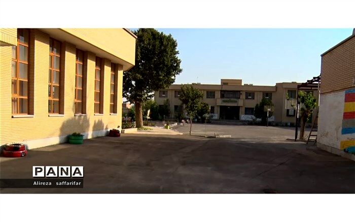 کمبود فضای آموزشی در هنرستان دخترانه دکتر فاطمی اردستان