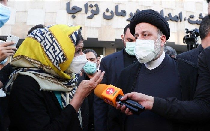 حضور رئیس جمهور در یک داروخانه توزیع داروهای کرونا/فیلم