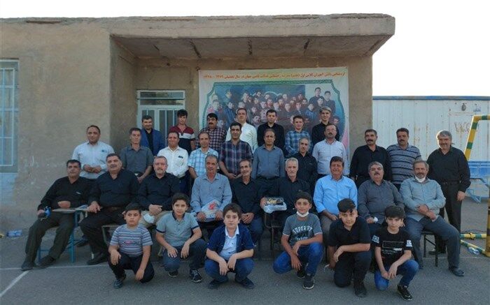 گردهمایی دانش‌آموزان دهه ۶۰ یک مدرسه در روستای قاضی جهان از توابع شهرستان آذرشهر