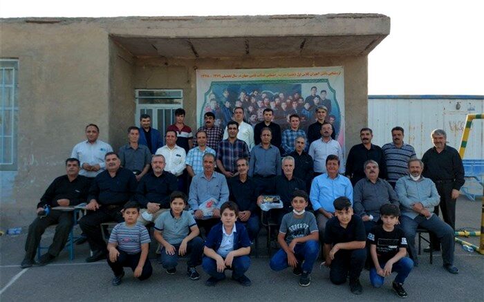 گردهمایی دانش‌آموزان دهه ۶۰ یک مدرسه در روستای قاضی جهان از توابع شهرستان آذرشهر