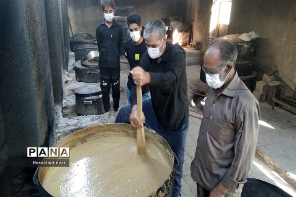 پخت نذری در  هیئت حسینی شهرستان درمیان