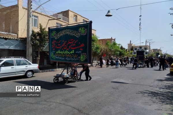 برافراشتن علم عزای حسین(ع) ‌با رعایت پروتکل های بهداشتی در اردستان