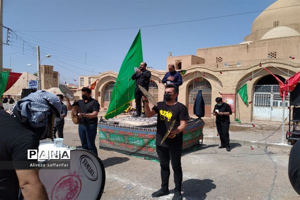 برافراشتن علم عزای حسین(ع) ‌با رعایت پروتکل های بهداشتی در اردستان