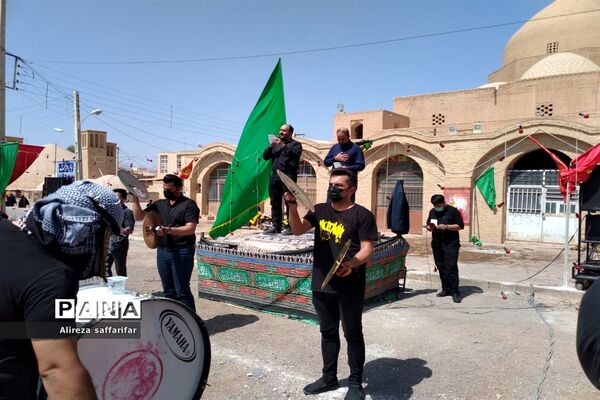 برافراشتن علم عزای حسین(ع) ‌با رعایت پروتکل های بهداشتی در اردستان