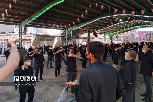 برافراشتن علم عزای حسین(ع) ‌با رعایت پروتکل های بهداشتی در اردستان