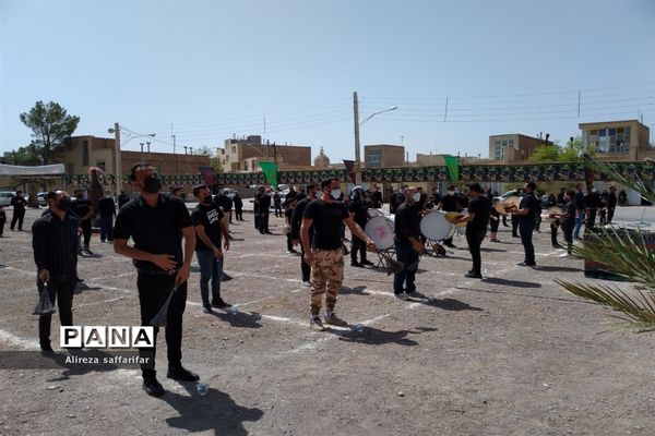 برافراشتن علم عزای حسین(ع) ‌با رعایت پروتکل های بهداشتی در اردستان