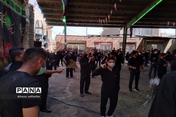 برافراشتن علم عزای حسین(ع) ‌با رعایت پروتکل های بهداشتی در اردستان