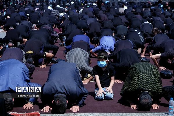 عزاداری و اقامه نماز ظهر عاشورا در میدان امام حسین (ع)