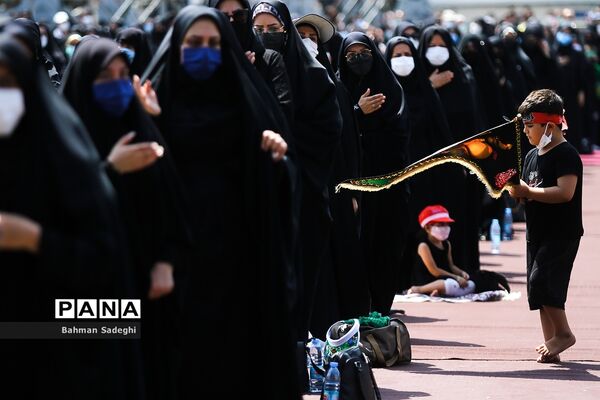 عزاداری و اقامه نماز ظهر عاشورا در میدان امام حسین (ع)