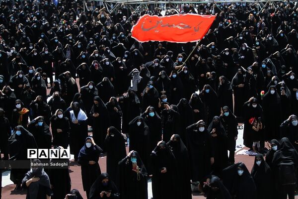 عزاداری و اقامه نماز ظهر عاشورا در میدان امام حسین (ع)