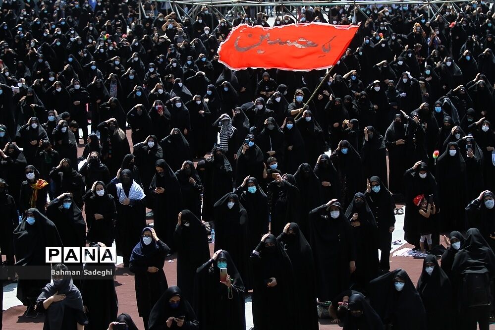 عزاداری و اقامه نماز ظهر عاشورا در میدان امام حسین (ع)