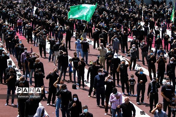 عزاداری و اقامه نماز ظهر عاشورا در میدان امام حسین (ع)