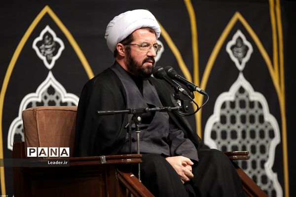 مراسم عزاداری شام غریبان با حضور رهبر انقلاب اسلامی