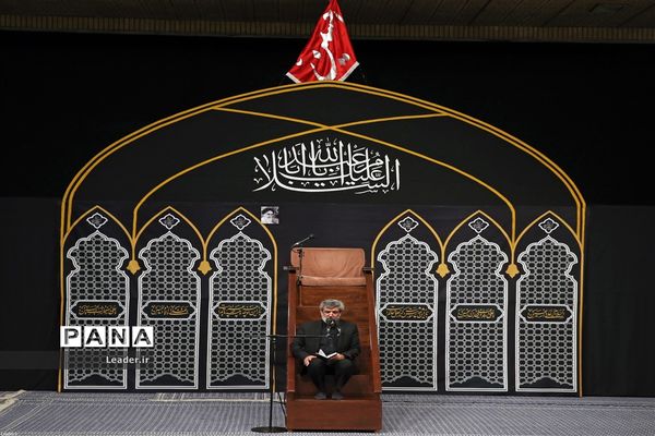 مراسم عزاداری شام غریبان با حضور رهبر انقلاب اسلامی