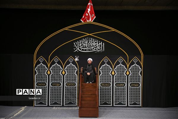 مراسم عزاداری شام غریبان با حضور رهبر انقلاب اسلامی