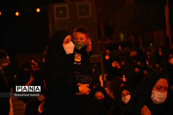 حزن و اندوه عزاداران حسینی در شام غریبان امام حسین (ع)