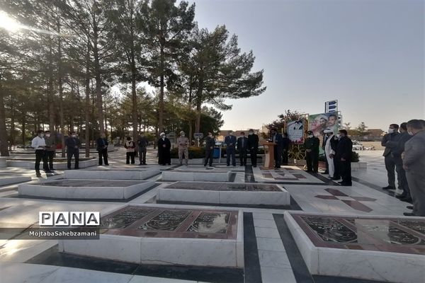 غبارروبی و عطر افشانی مزار شهدای آرامگاه شهید مدرس(ره) به مناسبت هفته دولت