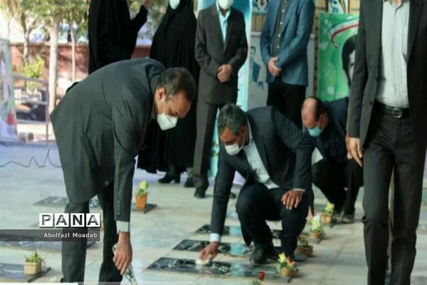 غبارروبی مزار شهدای خلیل آباد به مناسبت گرامیداشت هفته دولت