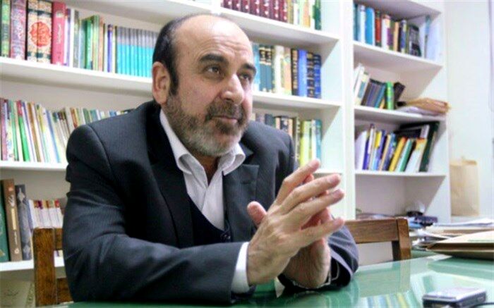 کار نویسنده متفاوت از مورخ است