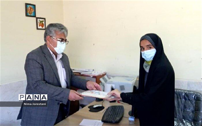 اهدای جوایز دانش‌آموزان برتر استانی در مسابقات فرهنگی و هنری