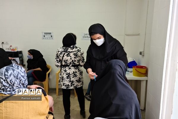 تزریق دوز دوم واکسن کرونا به فرهنگیان منطقه ۱۳ تهران