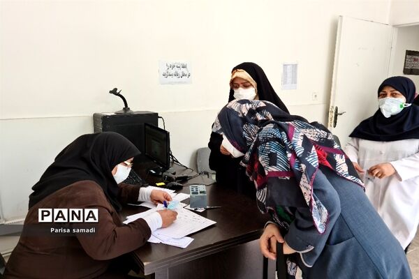 تزریق دوز دوم واکسن کرونا به فرهنگیان منطقه ۱۳ تهران