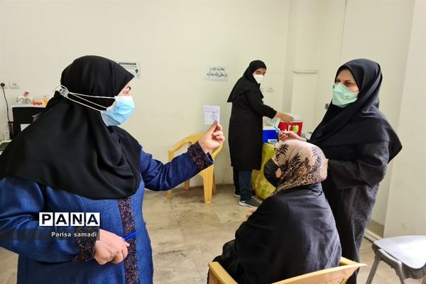 تزریق دوز دوم واکسن کرونا به فرهنگیان منطقه ۱۳ تهران