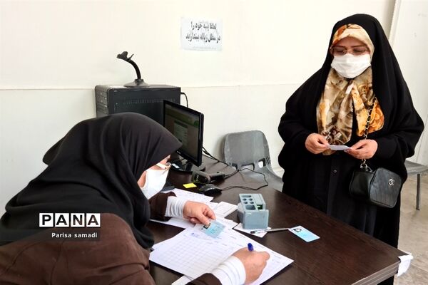 تزریق دوز دوم واکسن کرونا به فرهنگیان منطقه ۱۳ تهران