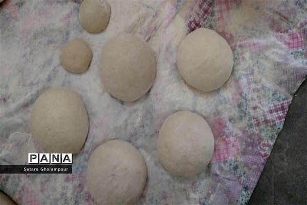 پخت نان محلی با تنور گازی در شهرستان درمیان