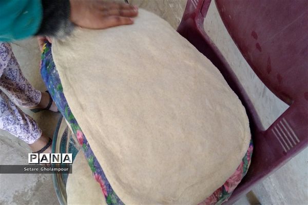 پخت نان محلی با تنور گازی در شهرستان درمیان