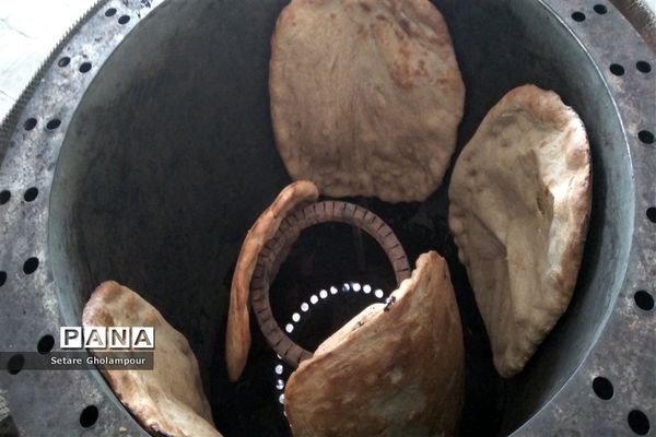 پخت نان محلی با تنور گازی در شهرستان درمیان