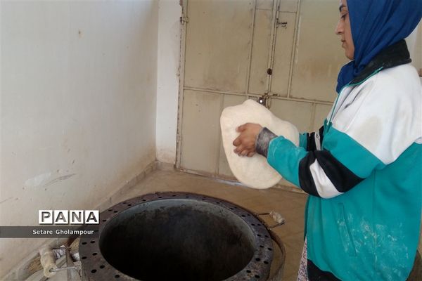 پخت نان محلی با تنور گازی در شهرستان درمیان