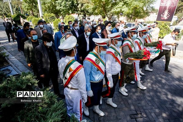 مراسم گلباران مزار شهدای هفدهم شهریور