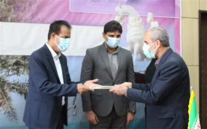 از مدیر آموزش و پرورش شهرستان دشتی به عنوان مدیر نمونه شهرستانی تجلیل شد
