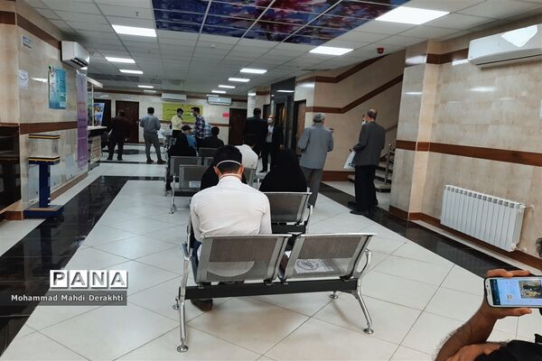 آغاز دوز دوم واکسیناسیون فرهنگیان در آموزش و پرورش ناحیه دو بهارستان