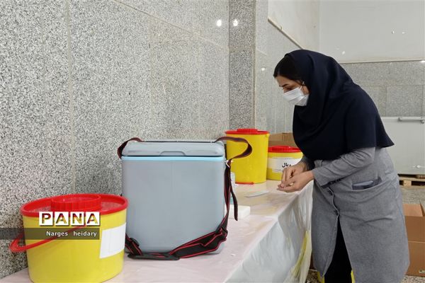 افتتاح دومین سالن  تجمیعی واکسن کرونا در مدرسه شهید رحیمی امیدیه
