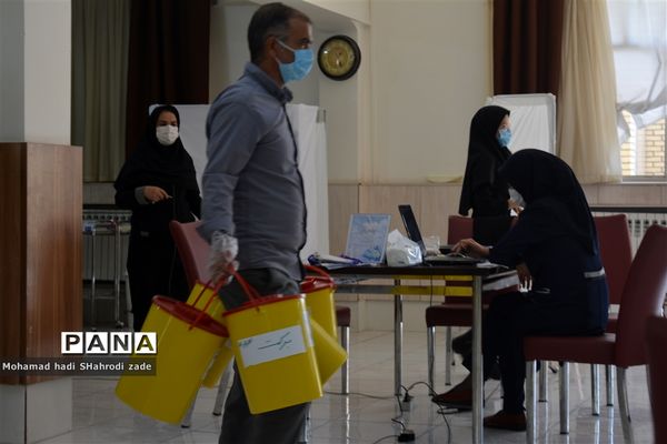 واکسیناسیون فرهنگیان ناحیه یک آموزش و پرورش مشهد در اردوگاه شهدای مدافع حرم