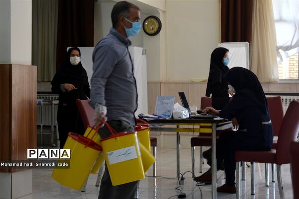 واکسیناسیون فرهنگیان ناحیه یک آموزش و پرورش مشهد در اردوگاه شهدای مدافع حرم