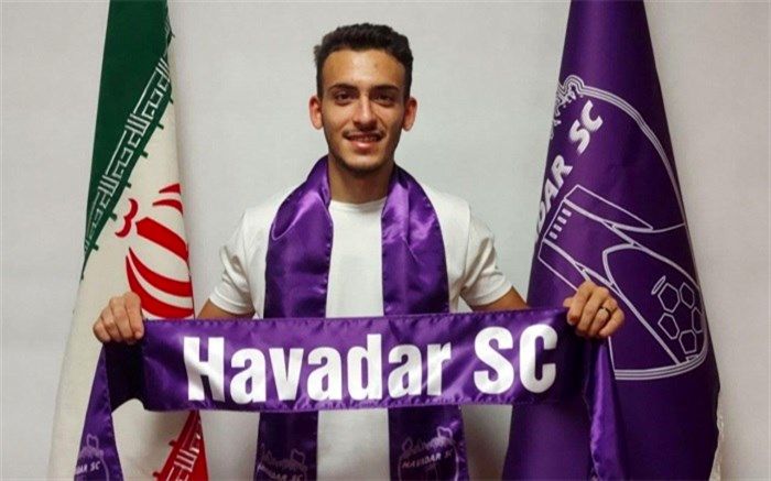 مدافع استقلال به هوادار پیوست