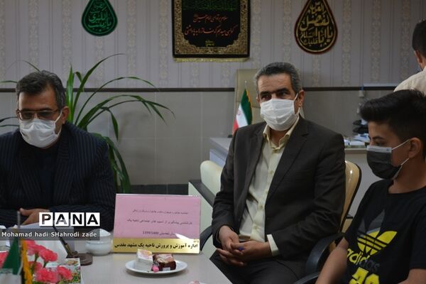 تجلیل از منتخبین رتبه برتر استانی در جشنواره نوجوان سالم و طرح یارگیری در ناحیه یک مشهد