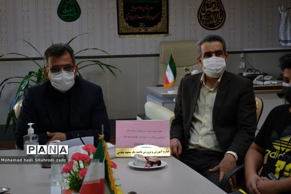 تجلیل از منتخبین رتبه برتر استانی در جشنواره نوجوان سالم و طرح یارگیری در ناحیه یک مشهد