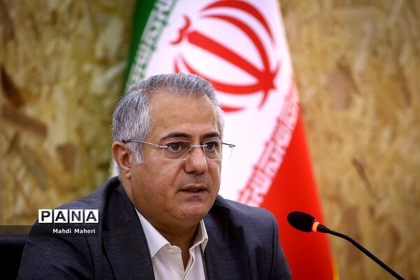 نشست رونمایی از کتاب (معرفی فعالان زیست بوم نوشت افزار ایرانی)